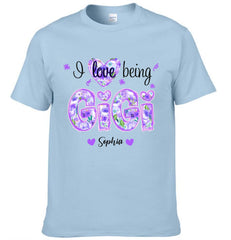 I Love Being Gigi - Garment with personalized name in purple floral pattern - Family Gift